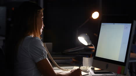 Mujer-De-Negocios-Haciendo-Una-Llamada-Telefónica-Por-La-Noche