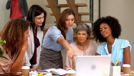 Frauen-Arbeiten-Zusammen