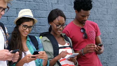 Young-hipsters-are-using-their-smartphone-