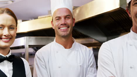 Equipo-De-Restaurante-Posando-Juntos-Sonriendo-A-La-Cámara