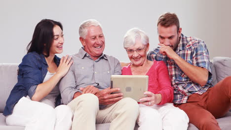 Mehrgenerationenfamilie-Mit-Tablet