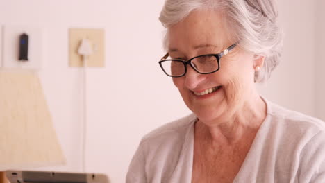 Lächelnde-ältere-Frau-Mit-Digitalem-Tablet