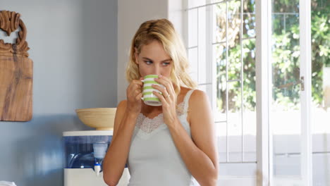 Mujer-Rubia-Bebiendo-Una-Taza-De-Café