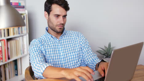 Hombre-Concentrado-Usando-Laptop-