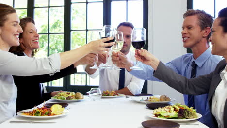 Geschäftsleute-Stoßen-An-Und-Essen-Zu-Mittagessen