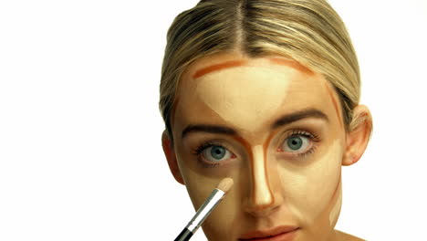 Woman-doing-contouring-on-her-face