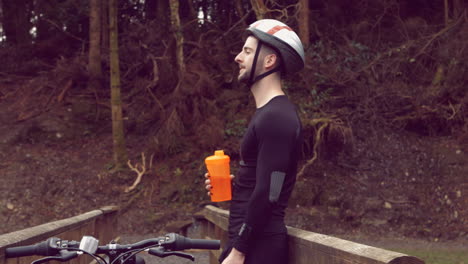 Hombre-Bebiendo-Agua-Junto-A-La-Bicicleta