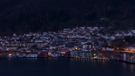 Toma-De-Drone-De-Sandviken-En-Bergen-Por-La-Noche