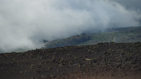 Nubes-Brumosas-Ruedan-Sobre-El-Terreno-Rocoso-De-La-Montaña-Haleakala-En-Maui