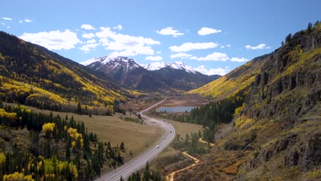 Carretera-De-Un-Millón-De-Dólares-Que-Atraviesa-Las-Montañas-Rocosas-Bordeadas-De-álamos-Dorados-En-El-Otoño-Hasta-Las-Montañas-Nevadas