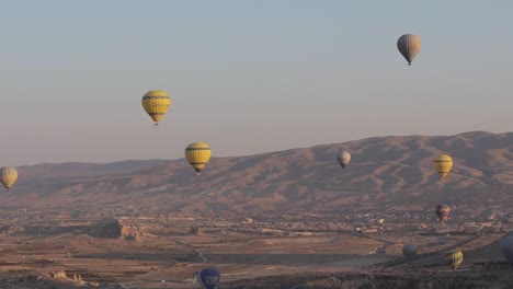 Totale-Aufnahme-Von-Heißluftballons-In-Kappadokien,-Türkei