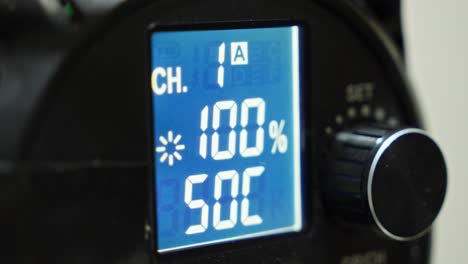Digital-display-shows-100%-with-a-control-knob