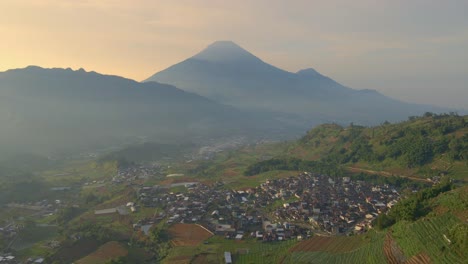 Indonesische-Landschaft-Mit-Dem-Berg-Sindoro-Im-Hintergrund