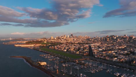Drohnenaufnahme-Eines-Fluges-über-Der-Innenstadt-Von-San-Francisco-Zur-Goldenen-Stunde-Mit-Perfekten-Wolken