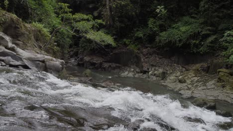 Agua-Cayendo-Suavemente-Sobre-Las-Rocas-De-La-Cascada-Goa-Rang-Reng-En-Bali,-Capturada-En-Una-Toma-Estática-En-Cámara-Lenta