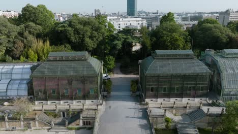 Das-Naturhistorische-Museum-Von-Paris,-Umgeben-Von-üppigem-Grün,-Luftaufnahme