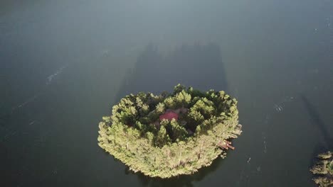 Isla-Remota-En-El-Lago-Bunyonyi-En-Kabale,-Uganda,-África-Oriental