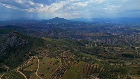 Vista-Aérea-De-Un-Paisaje-Montañoso-Con-Plantas-De-Olivo-En-Peloponeso,-Grecia.