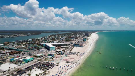 Disparo-Estático-De-Un-Dron-Que-Muestra-La-Playa-De-Fort-Myers-Y-La-Isla-Estero-En-Un-Día-Soleado