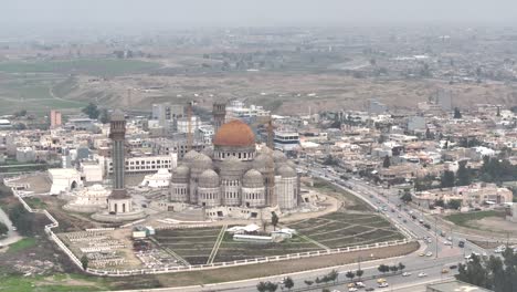 Drohnenaufnahmen-Zeigen-Die-Majestätische-Große-Moschee-Von-Al-Nuri-In-Mosul,-Irak,-Und-Zeigen-Ihr-Ikonisches-Schiefes-Minarett-Und-Ihre-Historische-Schönheit