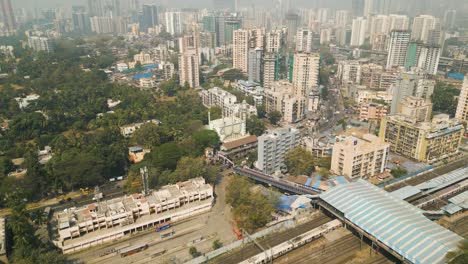 Luftaufnahme-Der-Skyline-Von-Mumbai-Mit-Dem-Bahnhof-Daneben,-Indien