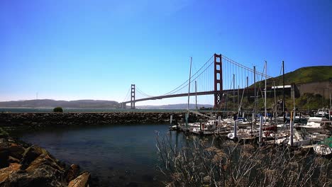 Horseshoe-Bay-Marina-Mit-Yachten-Mit-Blick-Auf-Die-Golden-Gate-Bridge-Vor-Einem-Wunderschönen-Blauen-Himmel