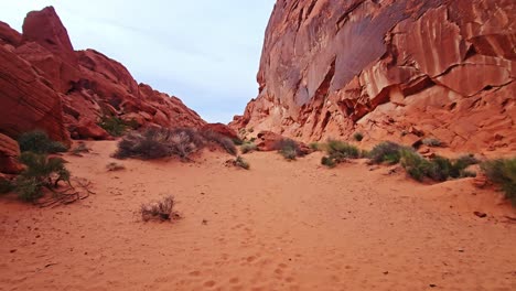 Rainbow-Vista-Trail-über-Roten-Sand-Mit-Umliegenden-Felsen,-POV,-Nevada,-USA