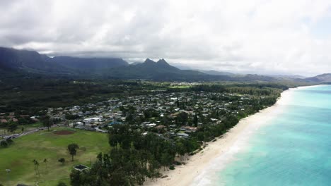 Aerial-view-of-Oahu's-tropical-coastline,-cloudy