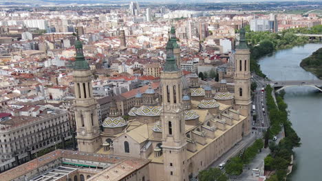 Toma-Aérea-De-La-Emblemática-Iglesia-Catedral-De-Zaragoza,-España