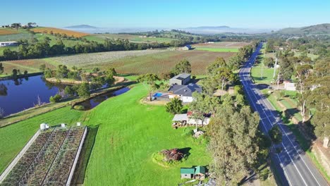 Luftaufnahme-über-Landwirtschaftlichen-Gebäuden-Auf-Einem-Weinberg-Im-Yarra-Valley-In-Der-Nähe-Von-Yarra-Glen,-Victoria,-Australien