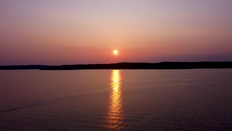 Gelber-Sonnenuntergang-Spiegelt-Sich-Im-Ruhigen-Meerwasser-Im-Stockholmer-Archipel,-Luftaufnahme