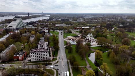 Luftdrohne-Fliegt-über-Dem-Panorama-Der-Lettischen-Victory-Park-City,-Dem-Herbst-In-Riga,-Lettland