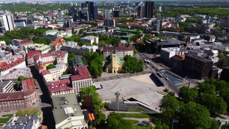 Platz-Der-Freiheit,-St.-Johannis-Kirche-In-Tallinn,-Estland,-Filmische-Einspielung