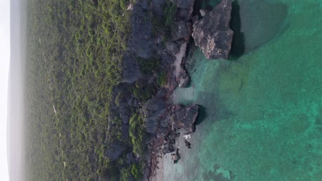 Transparentes-Wasser-Meer-Entlang-Der-Felsigen-Küste-Des-Jaragua-Nationalpark,-Pedernales-In-Der-Dominikanischen-Republik