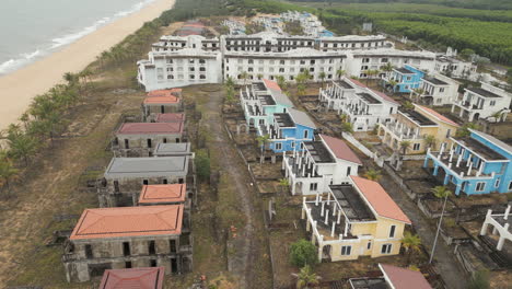 Villas-Turísticas-Abandonadas-Vacías-En-Las-Dunas-De-Arena-De-La-Playa-De-Lang-Co-Vietnam-60fps