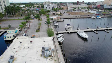 Drohnenaufnahme-Eines-Durch-Einen-Hurrikan-Beschädigten-Bootes-In-Fort-Myers,-Florida