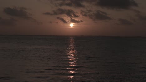 Friedlicher-Tropischer-Sonnenuntergang-Zur-Goldenen-Stunde,-Leuchtend-über-Michamvi-Kae,-Schimmerndem-Indischen-Ozean,-Sansibar
