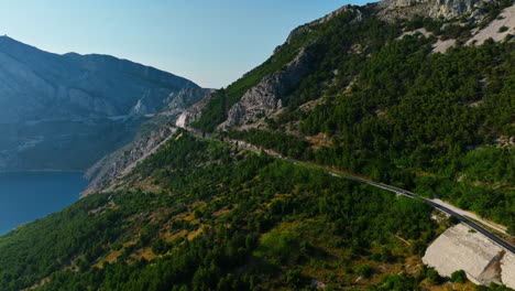 Luftaufnahme-Der-Verkehrsstraße-D8-An-Der-Küste-Der-Makarska-Riviera-In-Kroatien