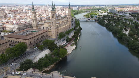 Río-Ebro-E-Iglesia-En-Zaragoza,-España