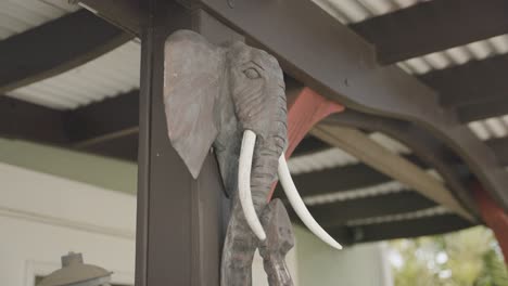 Un-Clip-De-Una-Escultura-De-Cabeza-De-Elefante-Utilizada-Como-Decoración