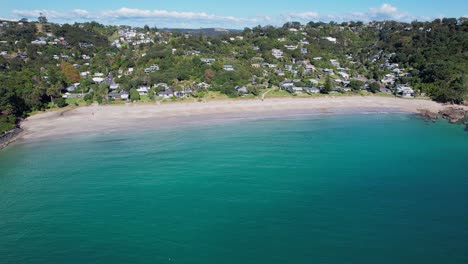 Mawhitipana-Bay-Blue-Waters-And-Palm-Beach-In-Waiheke-Island,-Auckland,-New-Zealand