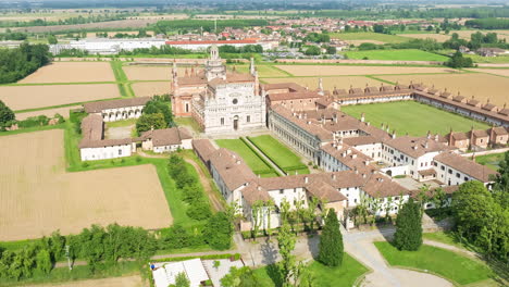 Vista-Aérea-De-La-Catedral-Certosa-Di-Pavía,-Un-Complejo-Monumental-Histórico-Que-Incluye-Un-Monasterio-Y-Un-Santuario.