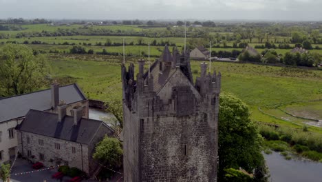 Claregalway-Castle-Mit-Altem-Haus-Oben-Neben-Dem-Fluss-Clare-Am-Stadtrand-Von-Galway