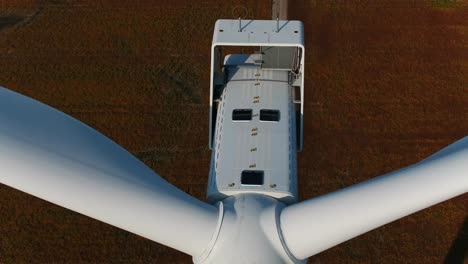 Windturbine-Mit-Neigung-Nach-Unten-Aufgenommen-Mit-Drohne-Zur-Nahinspektion