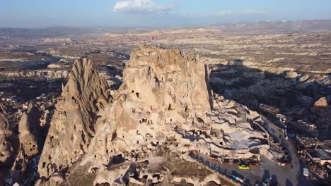Ciudadela-Del-Castillo-De-Uchisar-En-Capadocia,-Turquía:-Majestuosa-Fortaleza-Rocosa-En-Un-Impresionante-Paisaje-Desértico,-Nevşehir-Türkiye