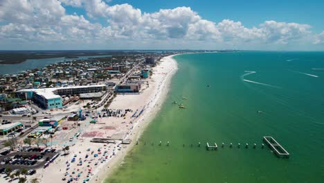 Drohnenaufnahme-Aus-Großer-Höhe-über-Fort-Myers-Beach-Während-Der-Hochsaison