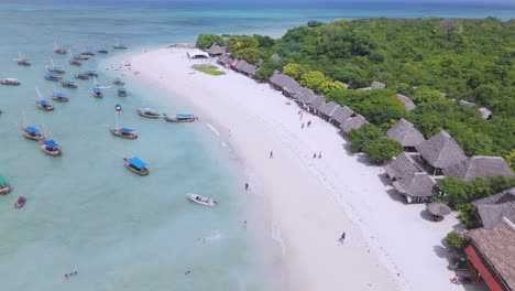 Boote-Vor-Anker-In-Der-Strandbucht-Der-Insel-Kwale-Im-Klaren,-Türkisfarbenen-Meer