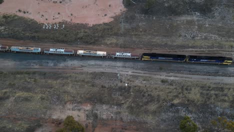 Treibstoff-Güterzug-Fährt-Langsam-Durch-Die-Gegend-Von-Esperance-In-Westaustralien