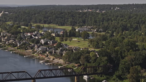 Vista-Aérea-Con-Drones-V39-De-Augusta-Georgia-Que-Captura-Casas-Residenciales-A-Lo-Largo-De-La-Costa-Del-Río-Savannah-Y-El-Campo-De-Golf-En-Carolina-Del-Sur---Filmada-Con-Mavic-3-Pro-Cine---Octubre-De-2023