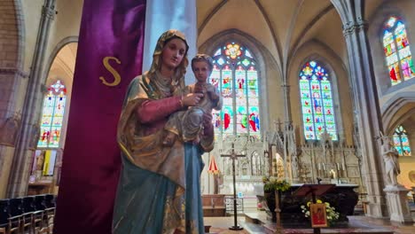 Estatua-De-La-Virgen-Con-El-Niño-En-Brazos,-Catedral-De-San-Julián,-Le-Mans-En-Francia